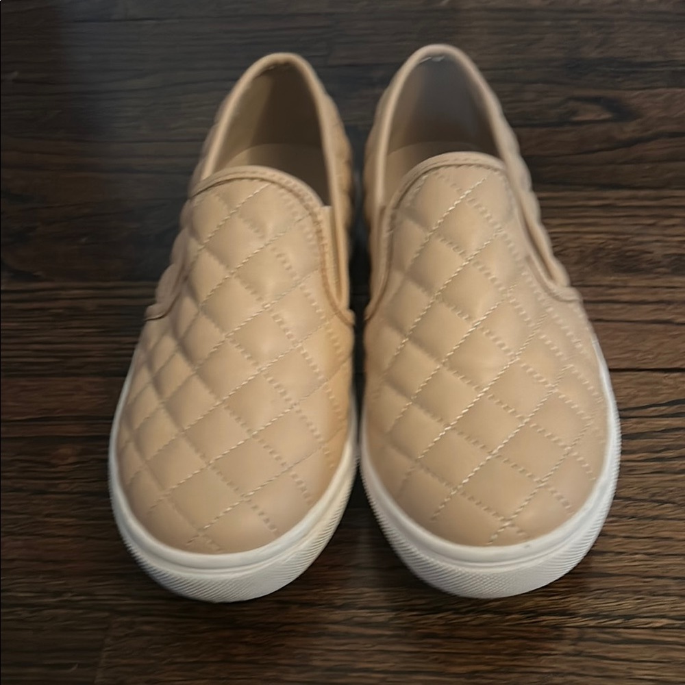 Steve Madden quilted slip on women shoe
